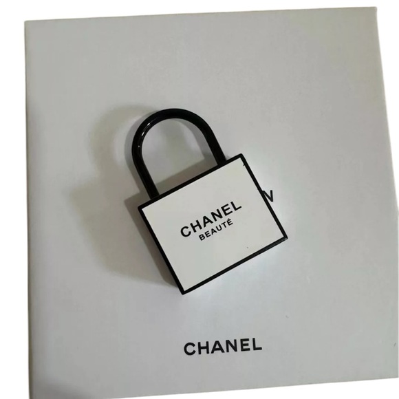 CHANEL PadLock Lock & Key Set From Chanel Beauty line Charm 4 Keychain/necklace - Picture 7 of 8